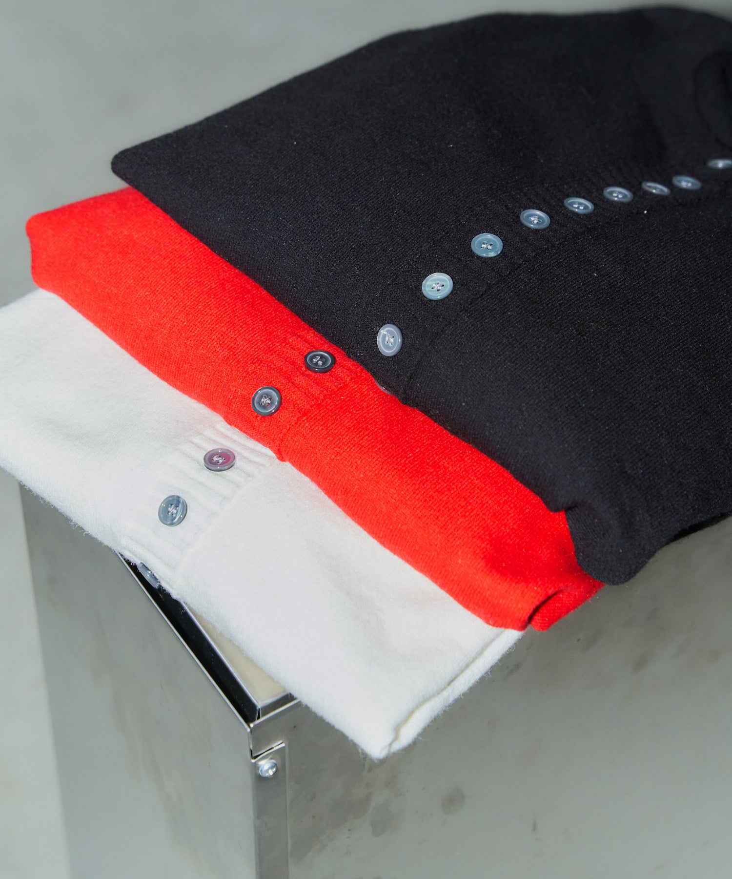 メニーボタンスリットカーデ