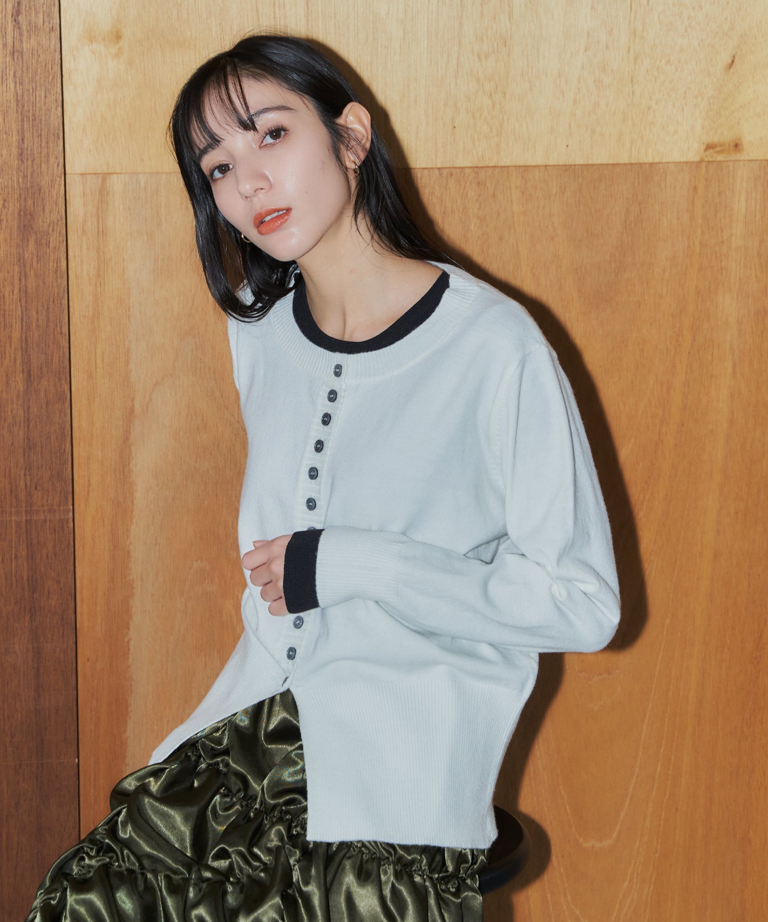 メニーボタンスリットカーデ