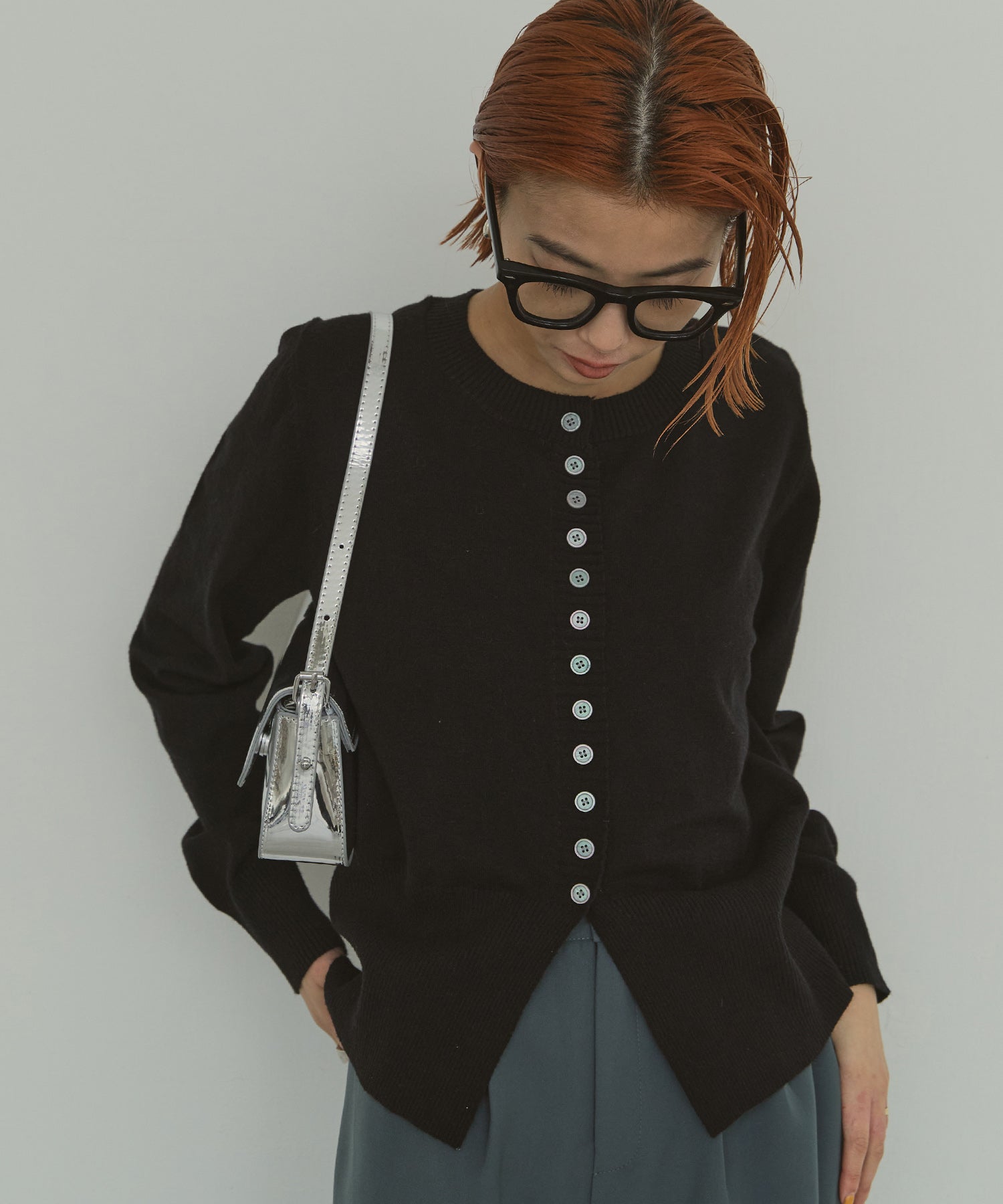 メニーボタンスリットカーデ