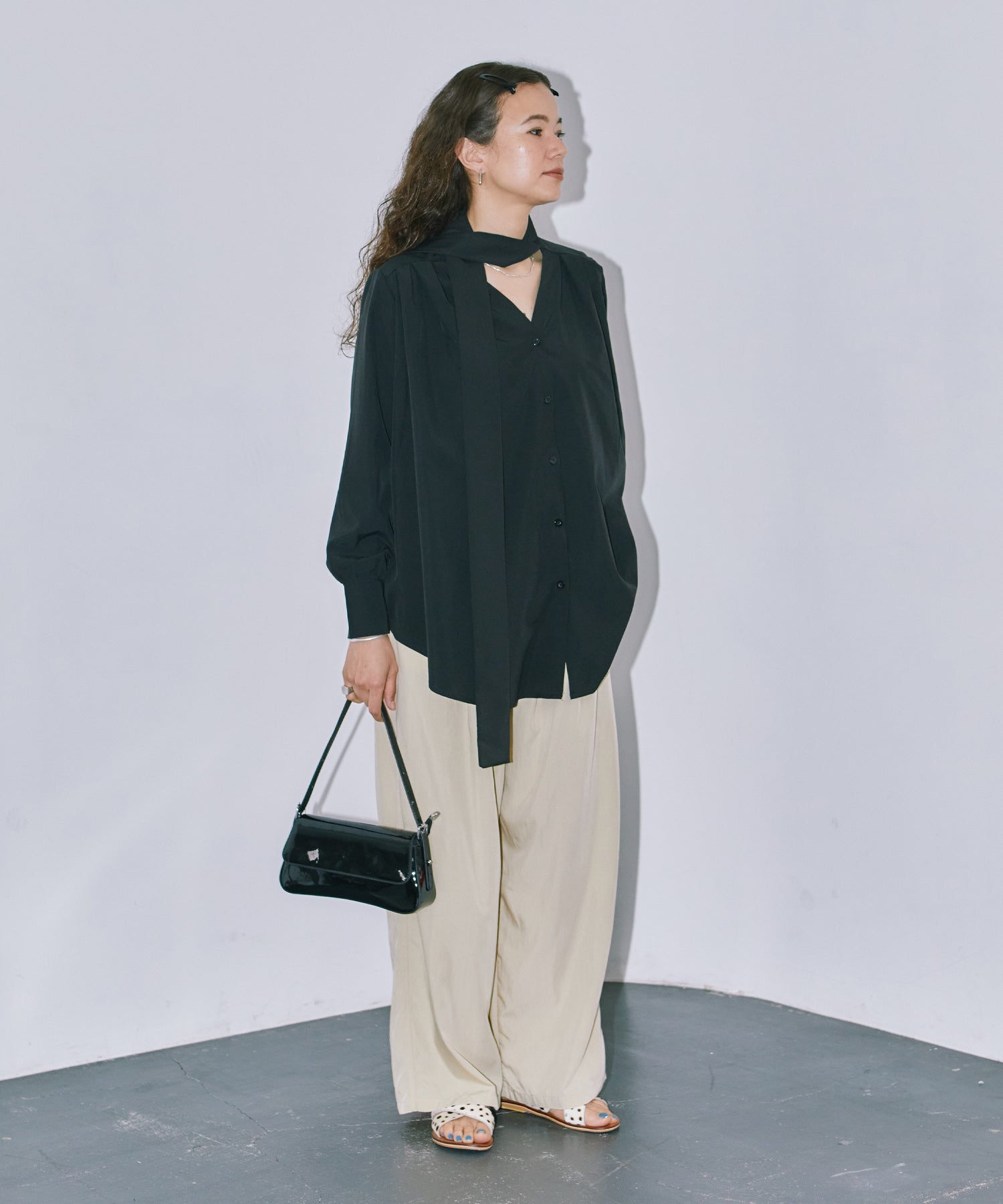 チョーカーネックフレアシャツ