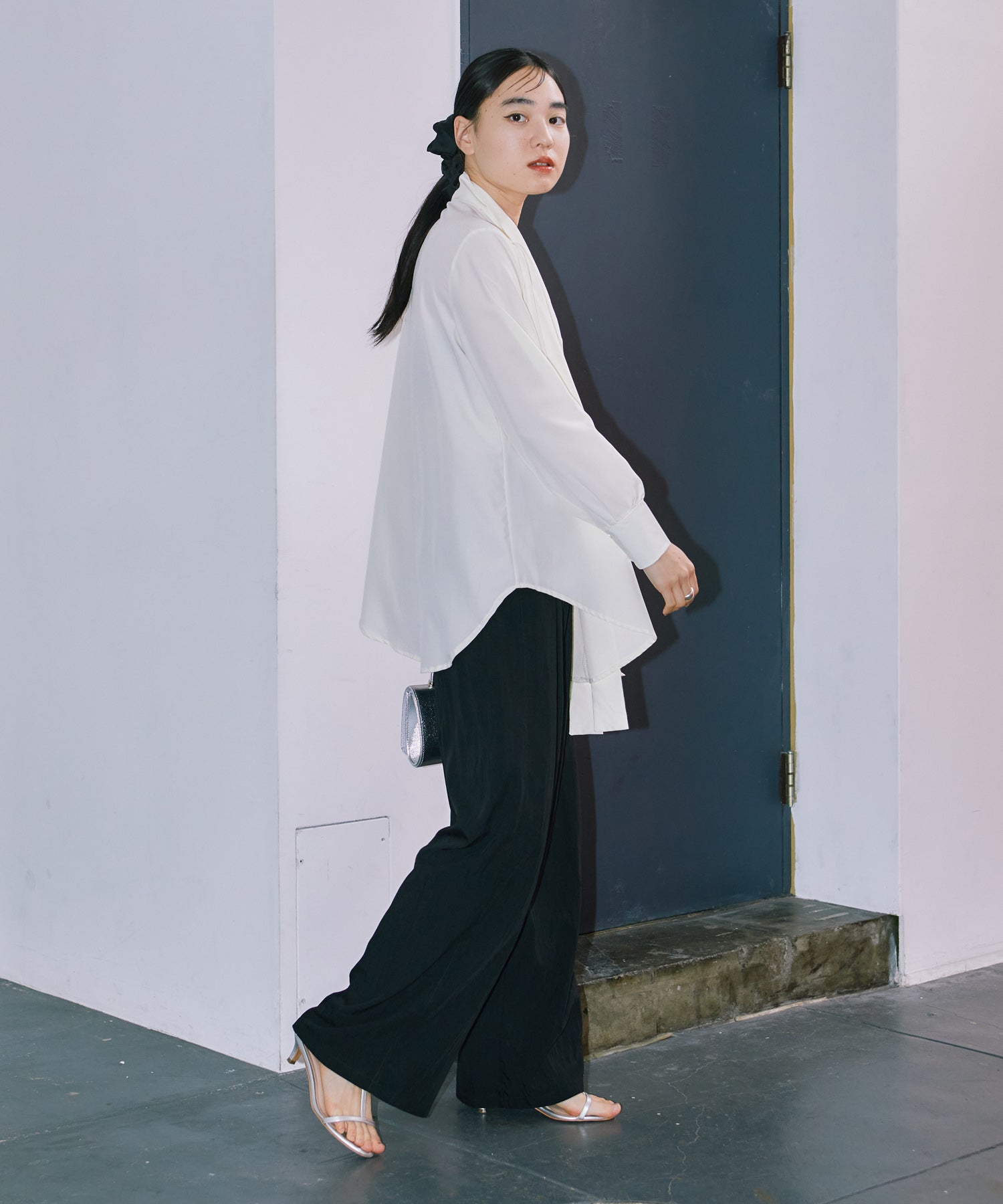 チョーカーネックフレアシャツ