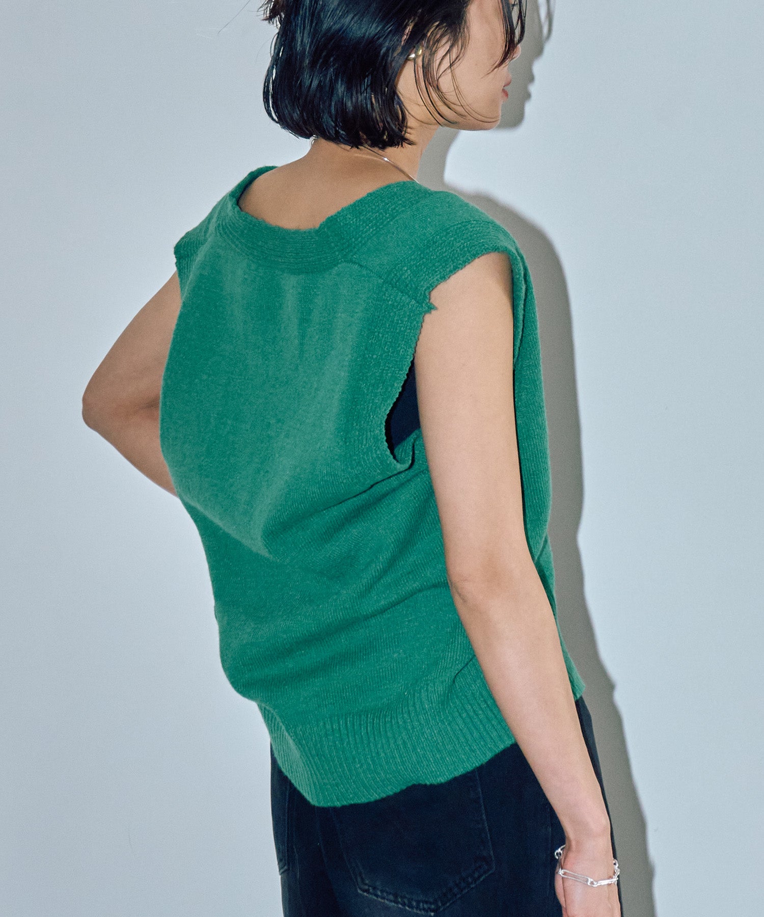 深Vネックメルヘンニットベスト