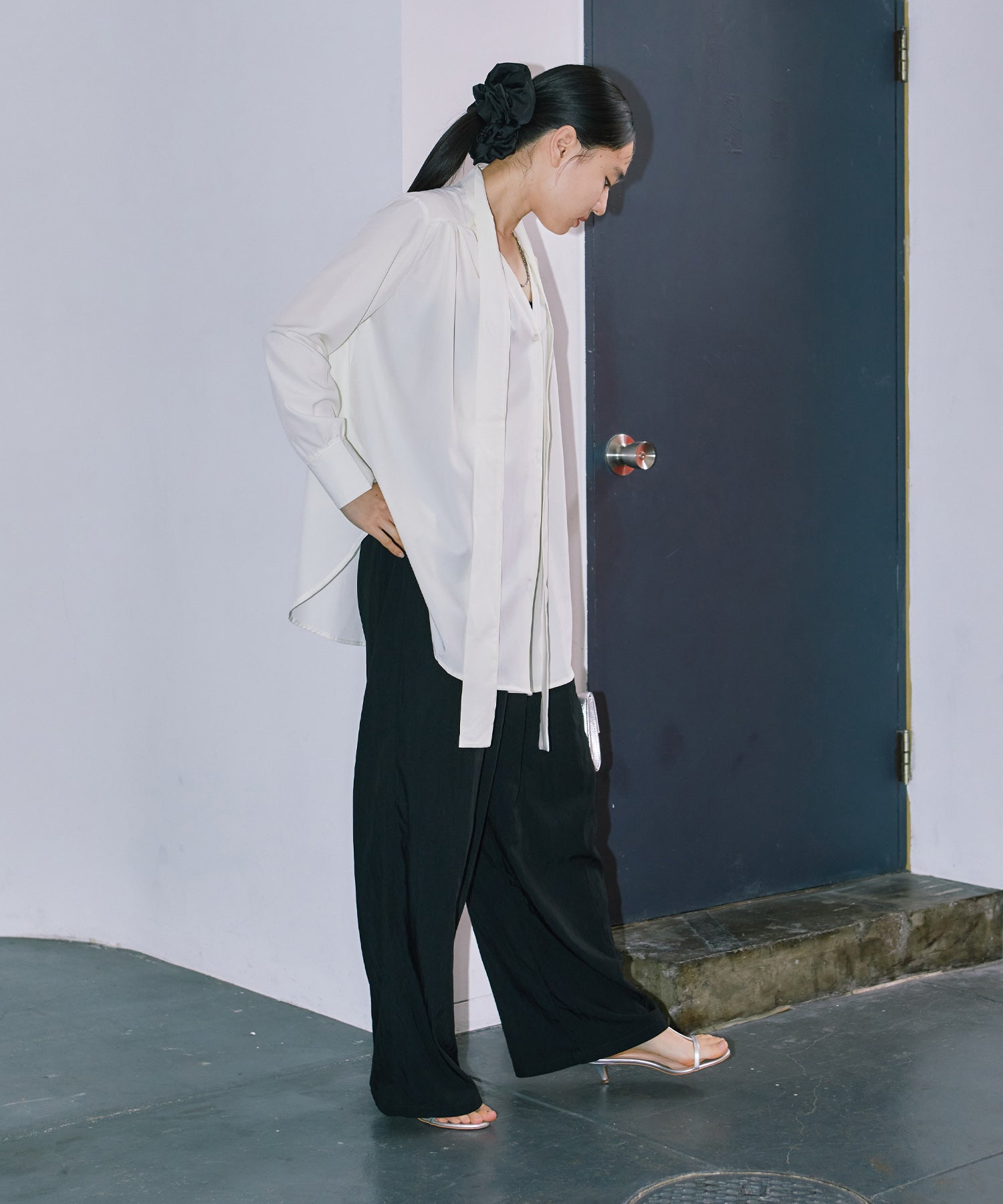 チョーカーネックフレアシャツ