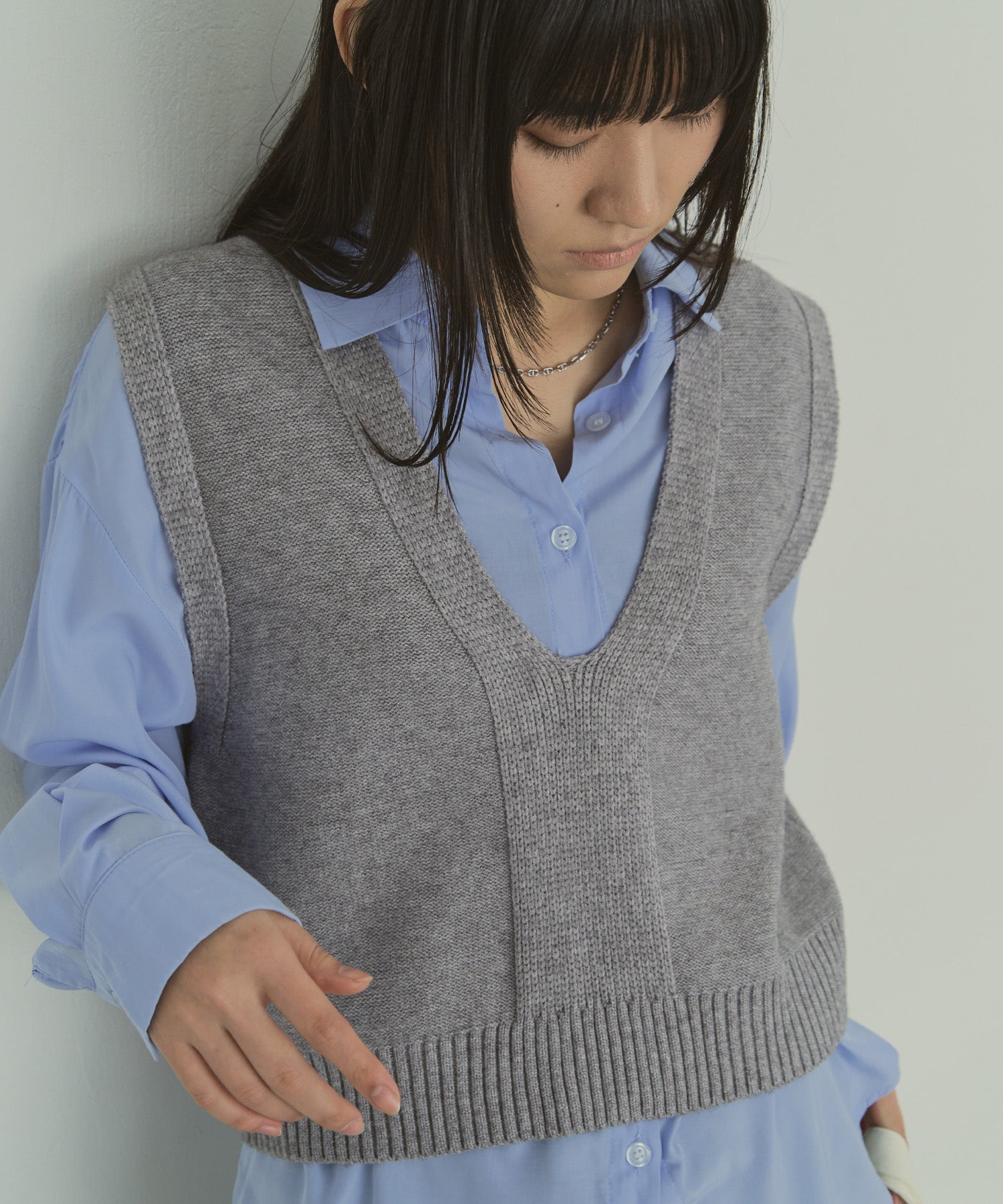 深Vネックメルヘンニットベスト