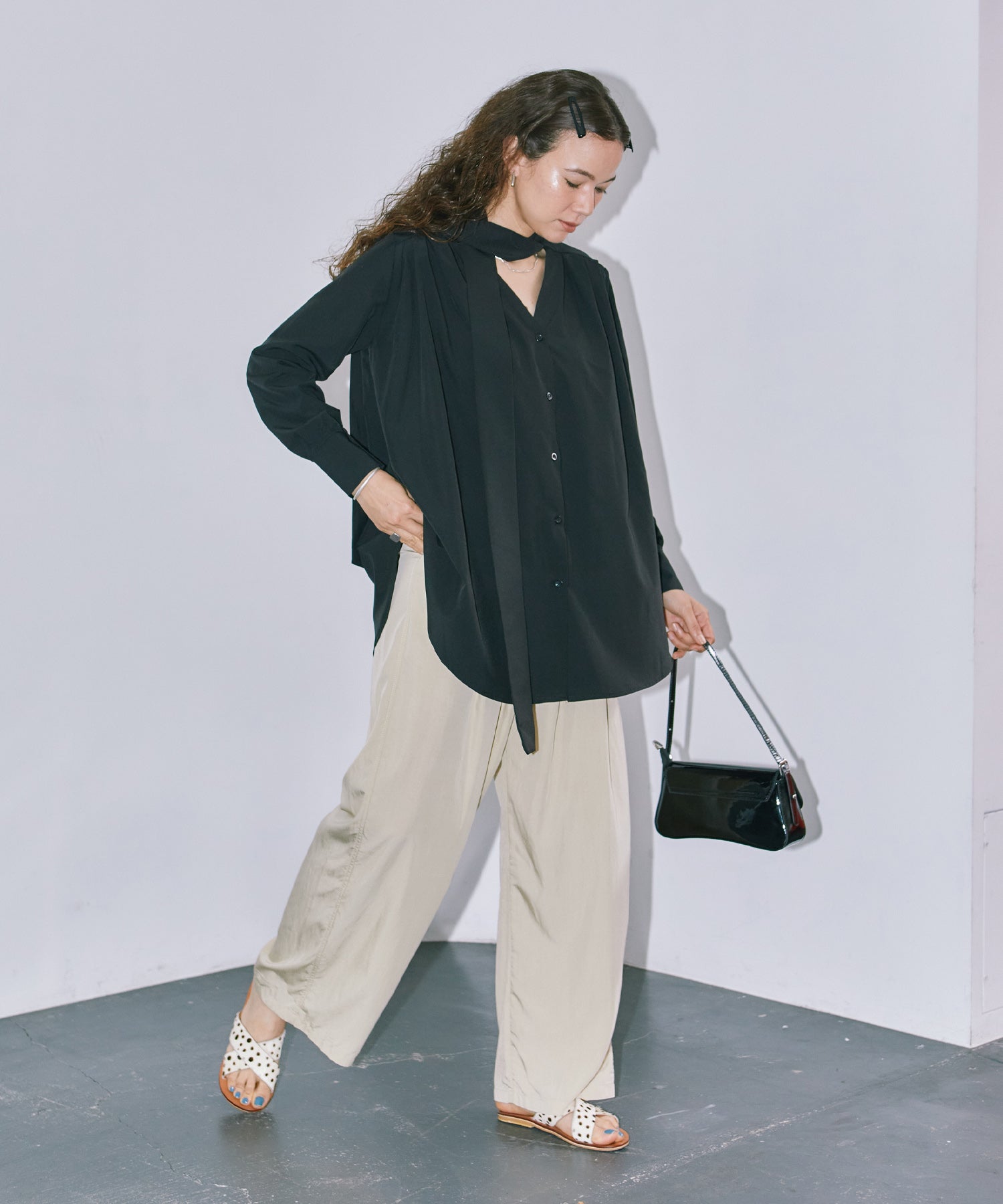 チョーカーネックフレアシャツ