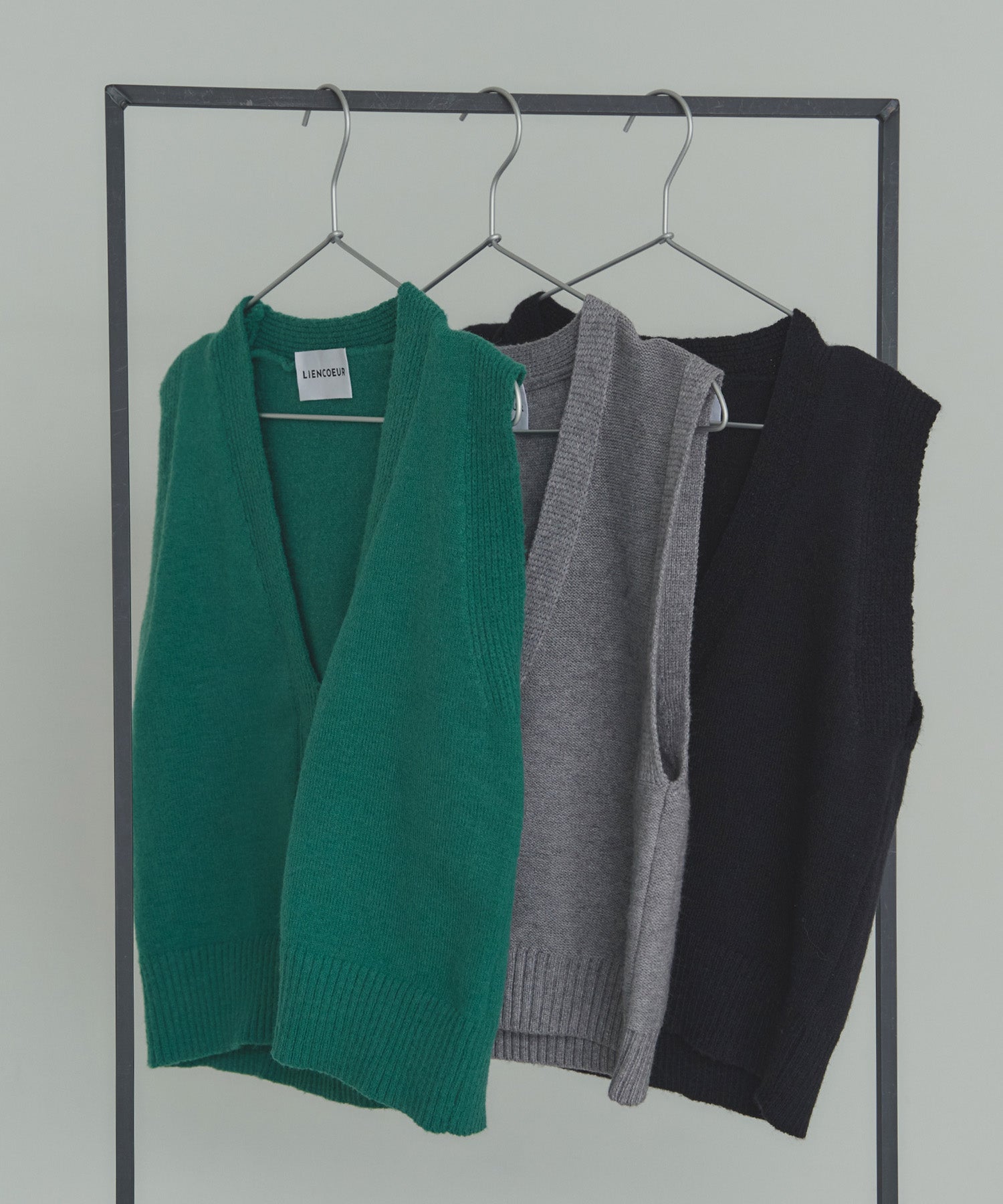 深Vネックメルヘンニットベスト