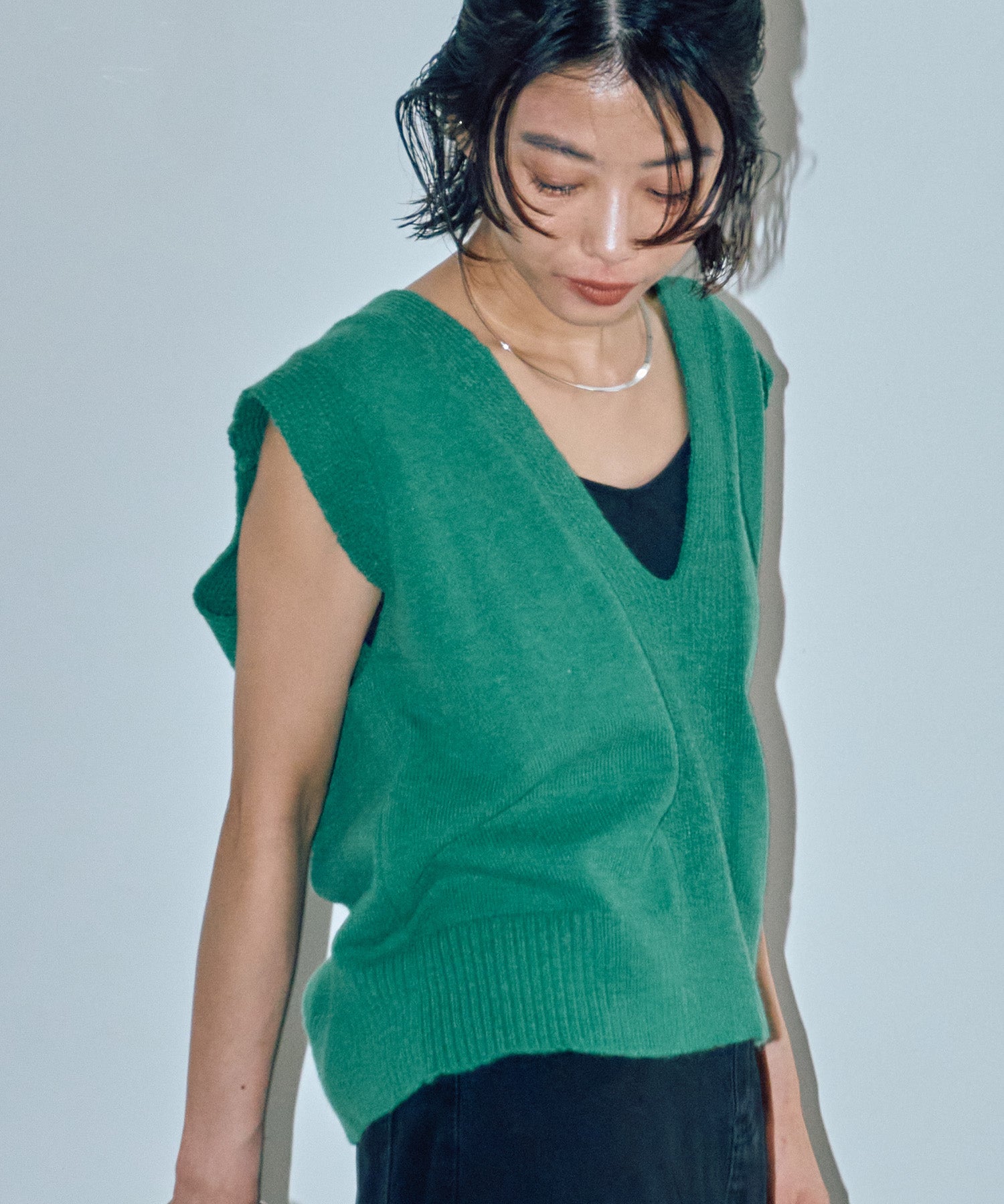 深Vネックメルヘンニットベスト