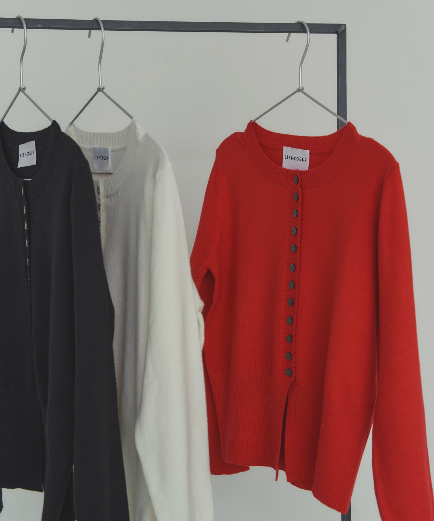 メニーボタンスリットカーデ