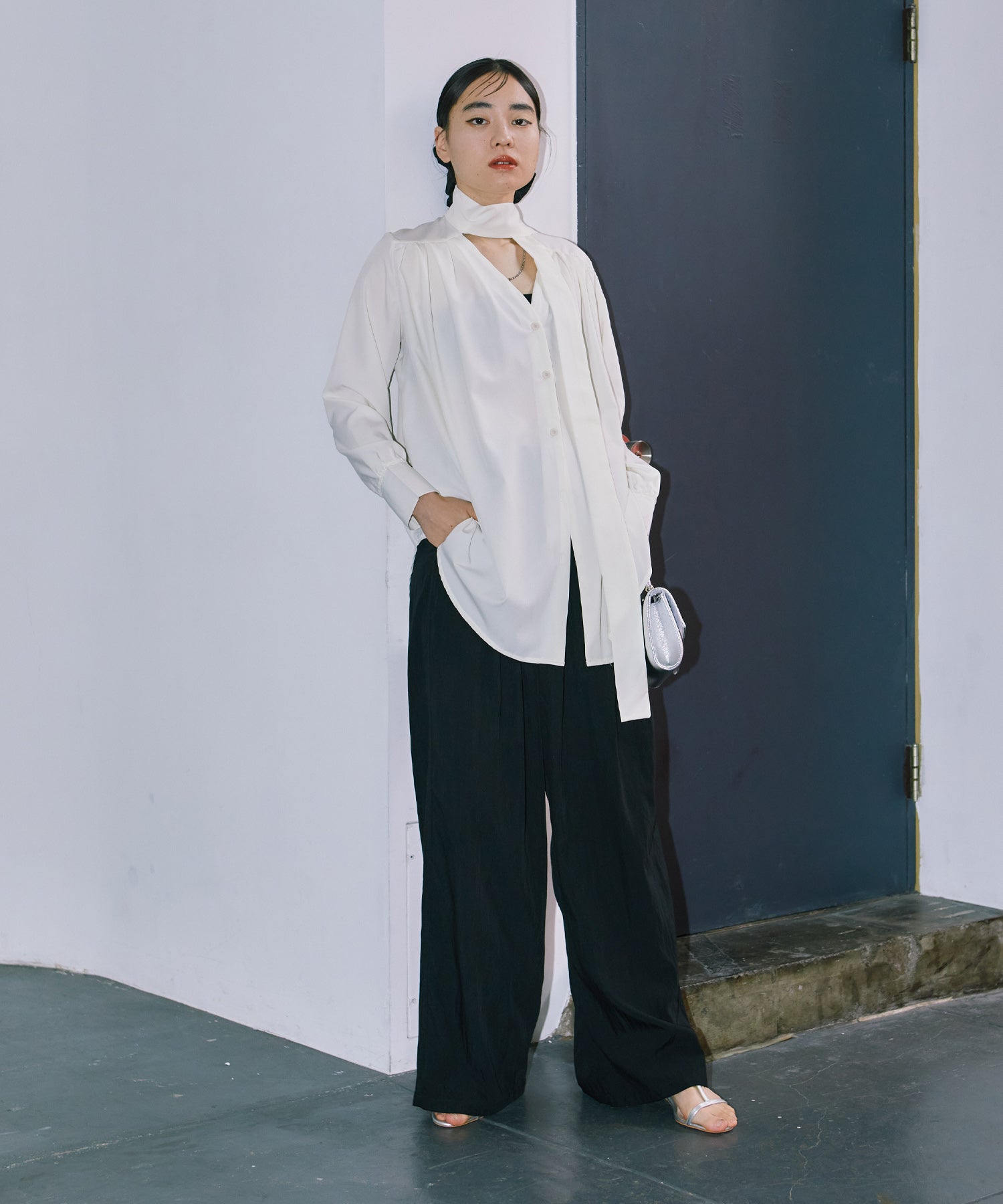 チョーカーネックフレアシャツ