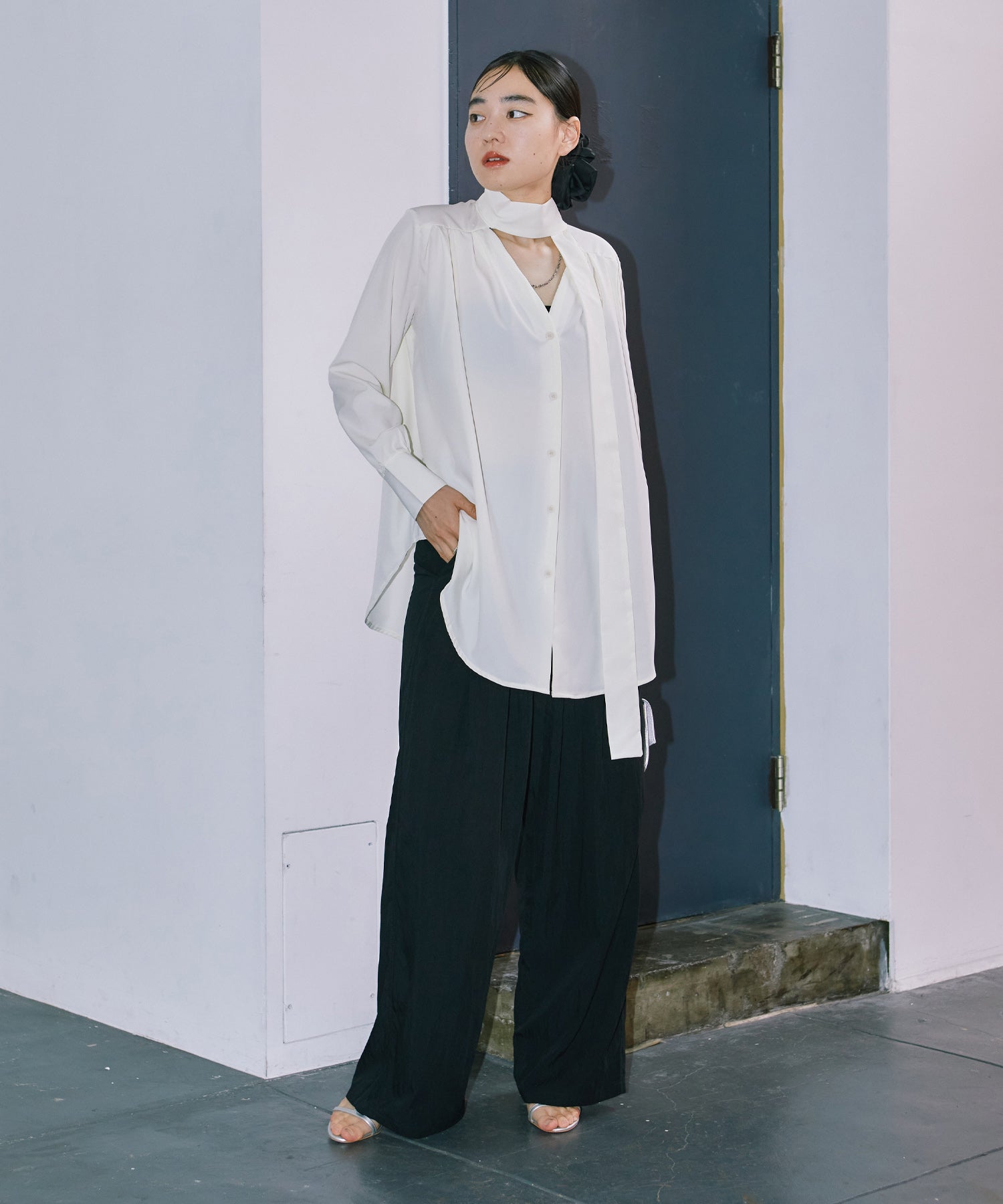 チョーカーネックフレアシャツ