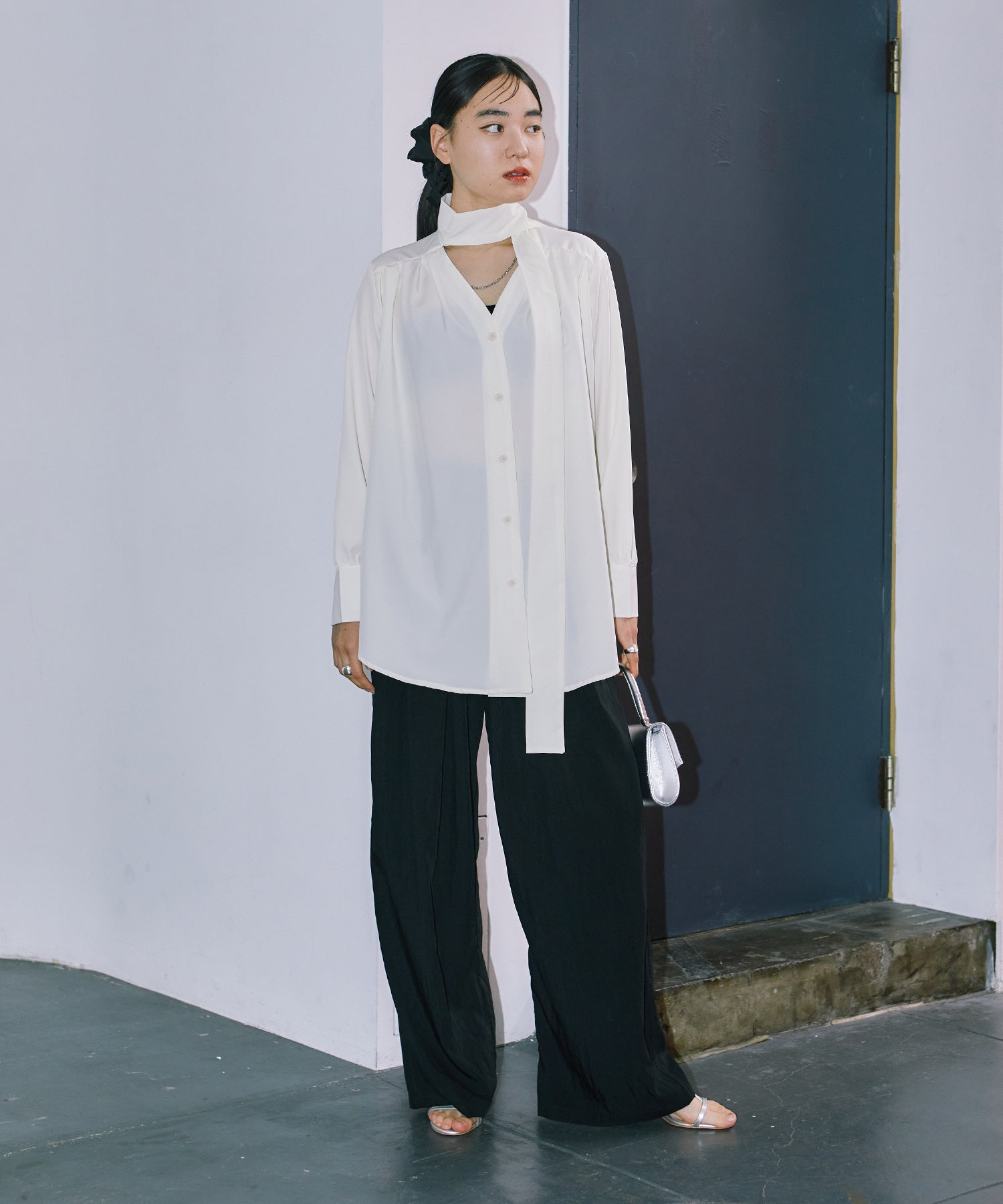 チョーカーネックフレアシャツ