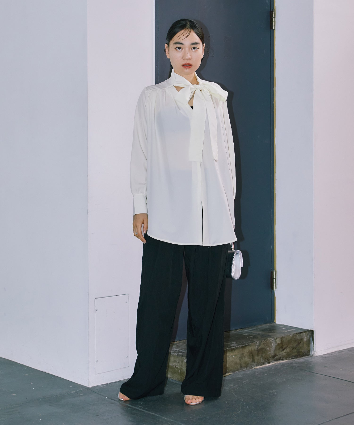 チョーカーネックフレアシャツ