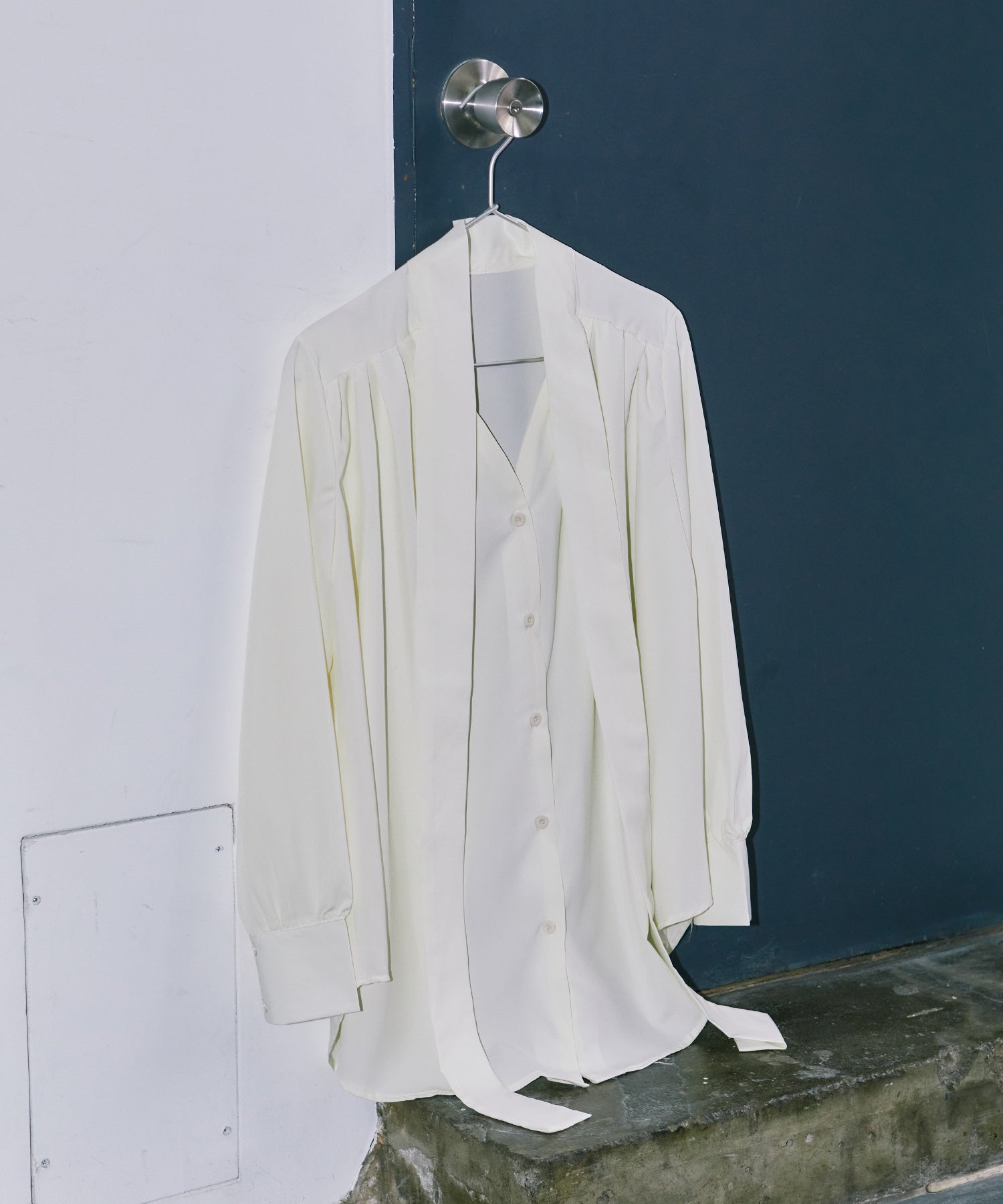 チョーカーネックフレアシャツ