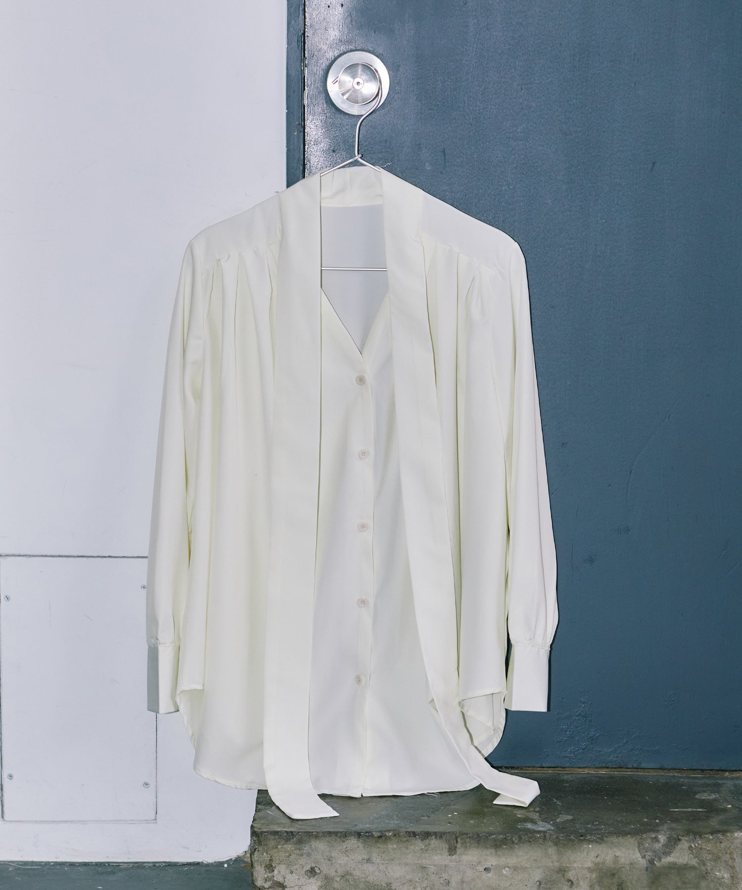 チョーカーネックフレアシャツ