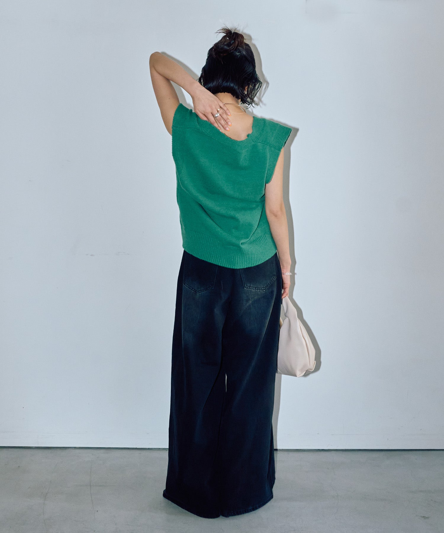 深Vネックメルヘンニットベスト