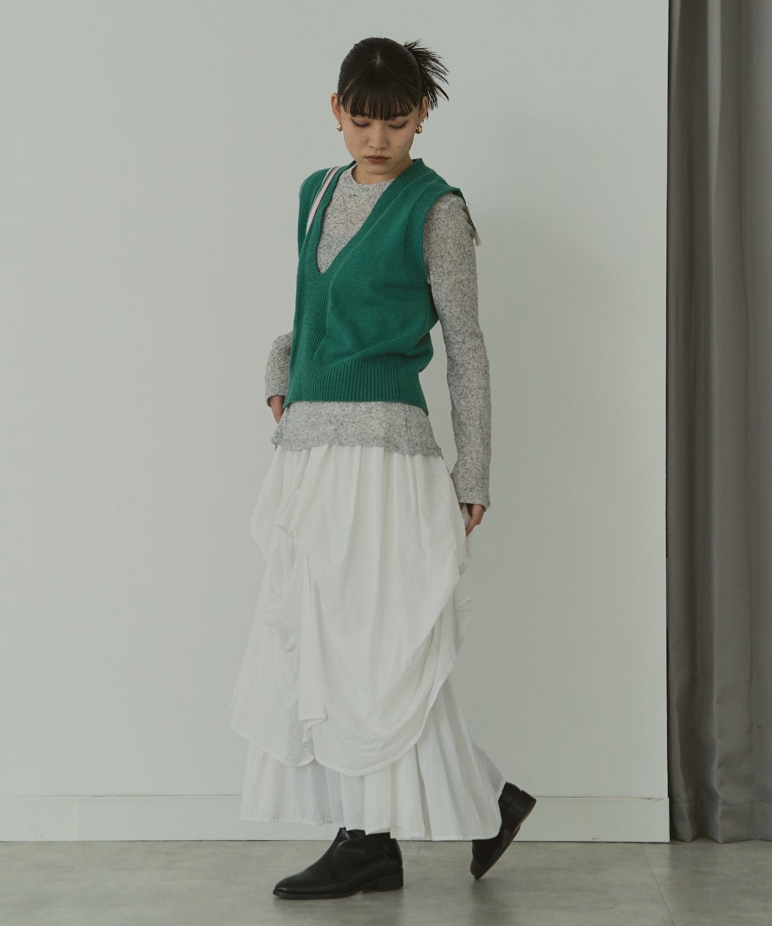 深Vネックメルヘンニットベスト