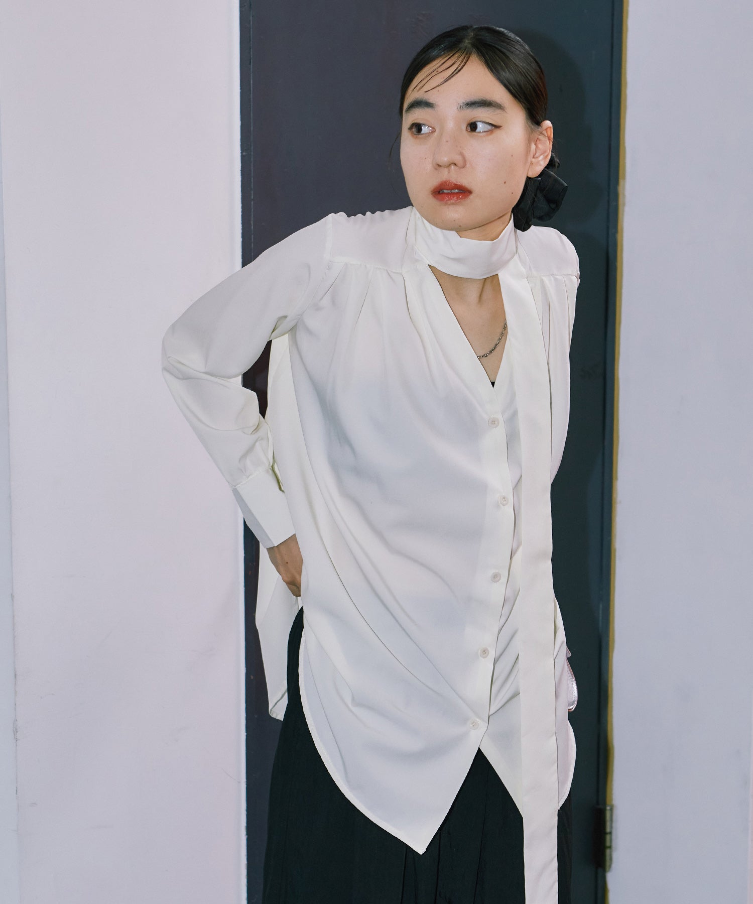 チョーカーネックフレアシャツ