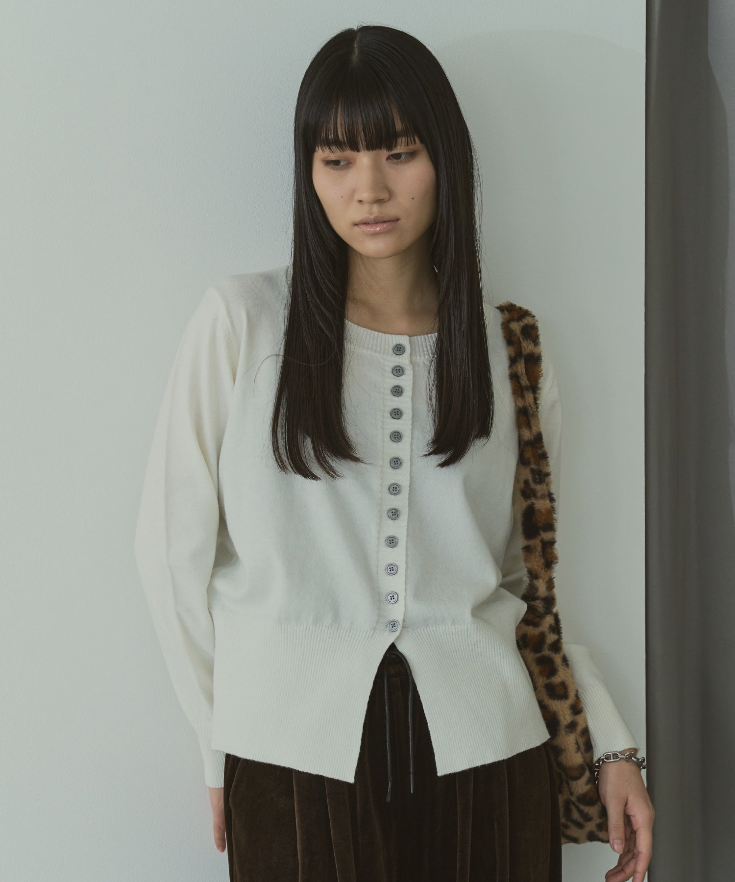 メニーボタンスリットカーデ