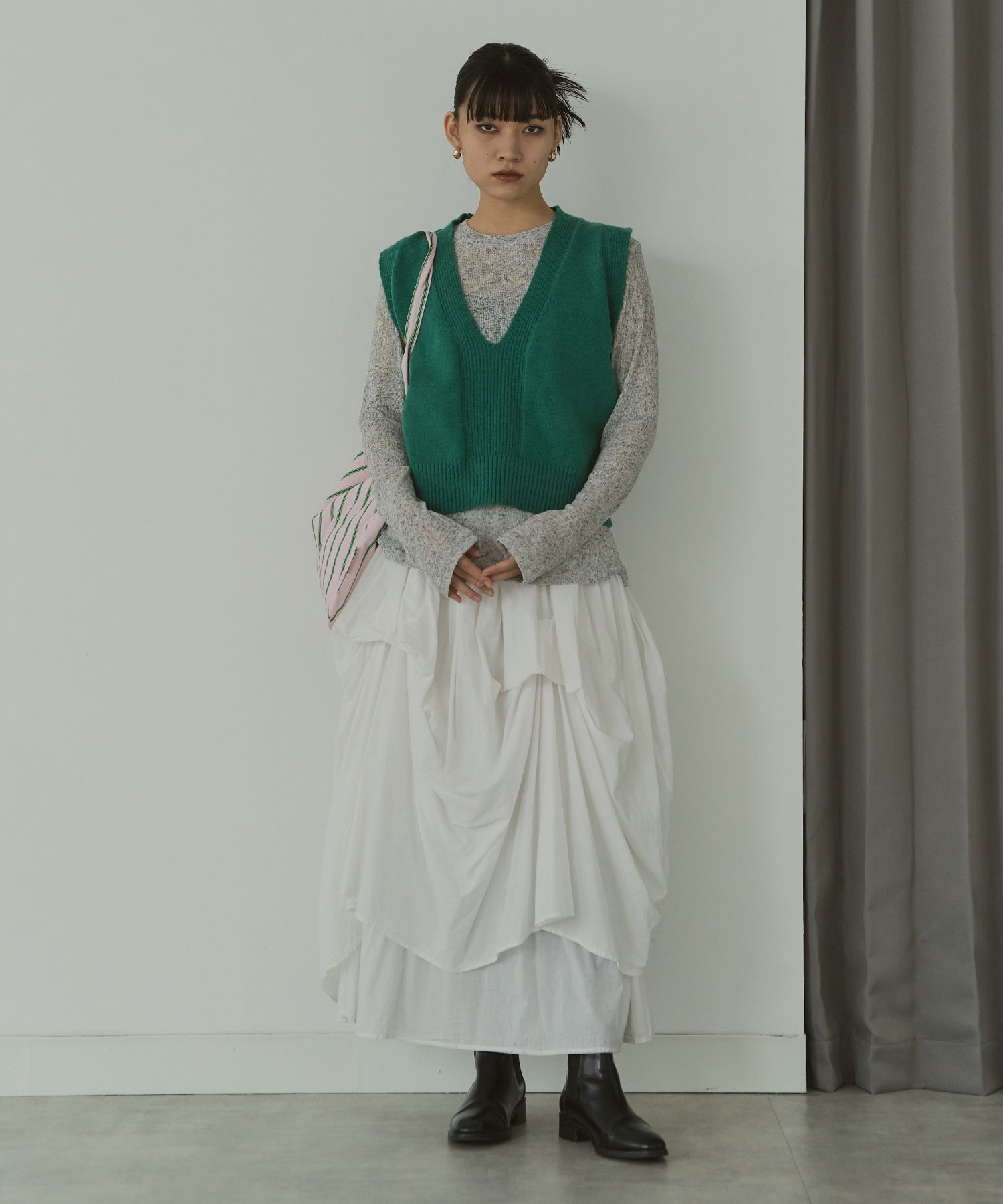 深Vネックメルヘンニットベスト