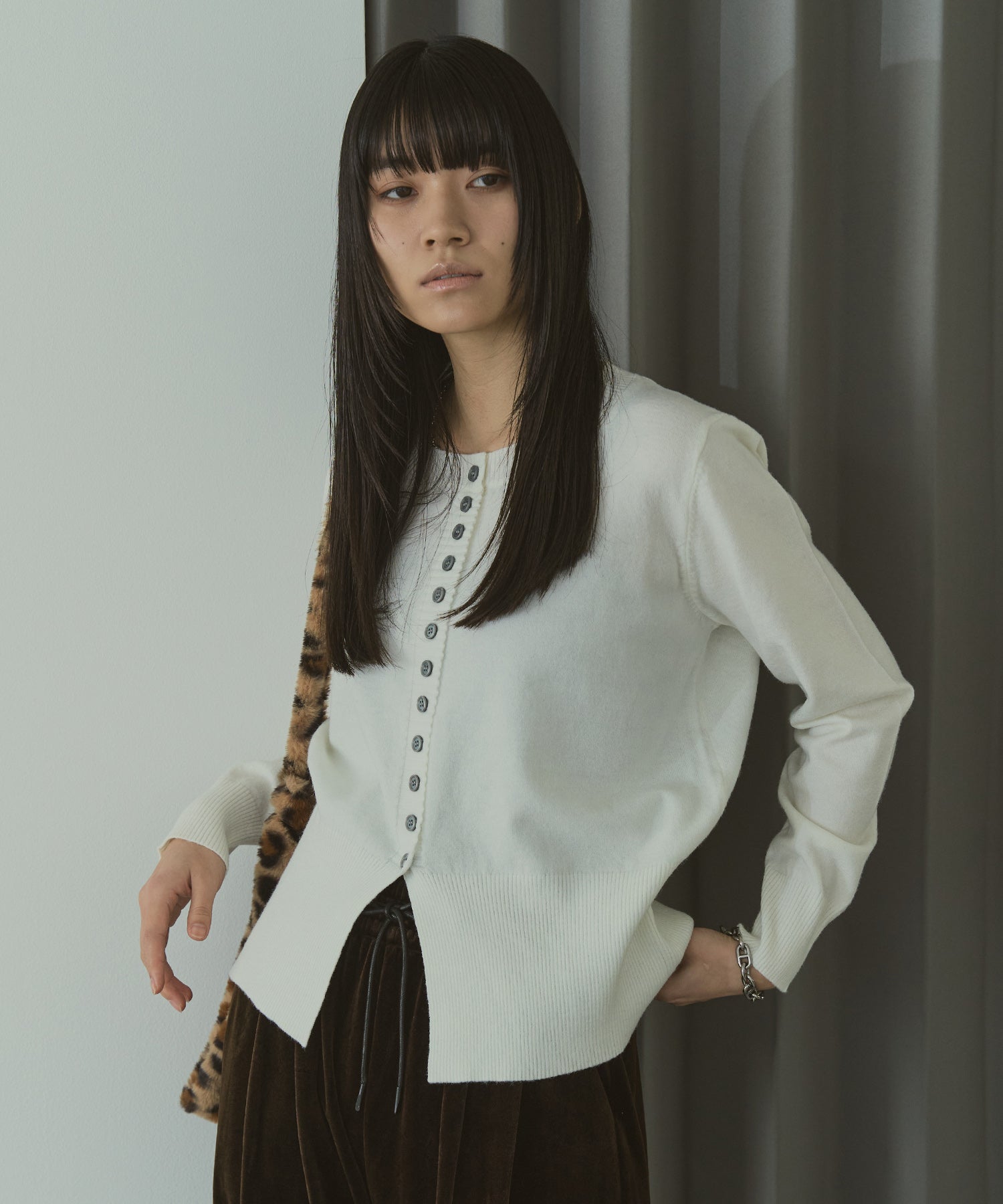 メニーボタンスリットカーデ