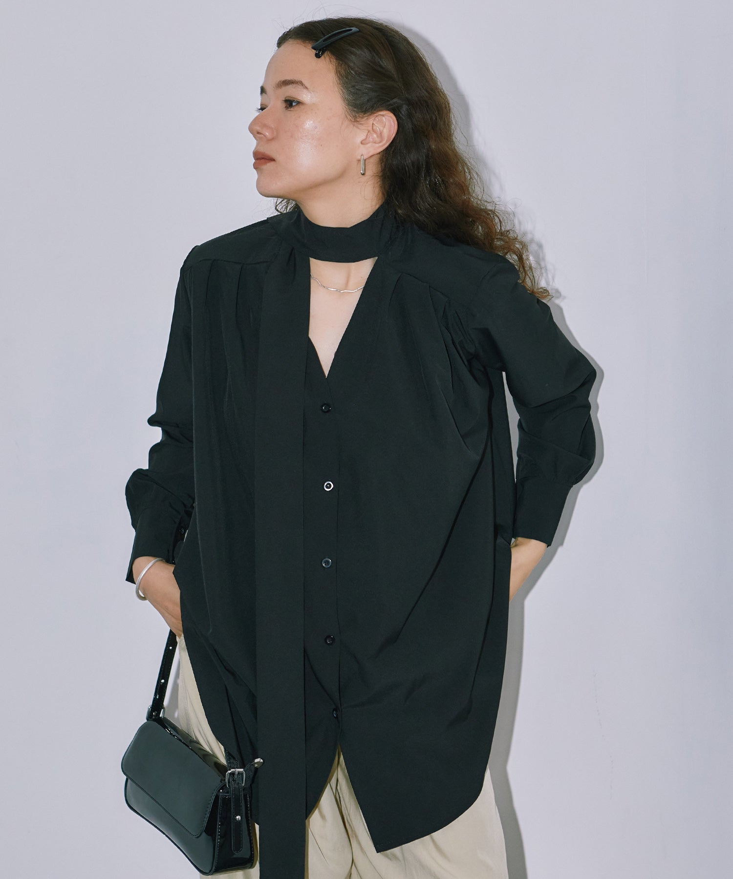 チョーカーネックフレアシャツ