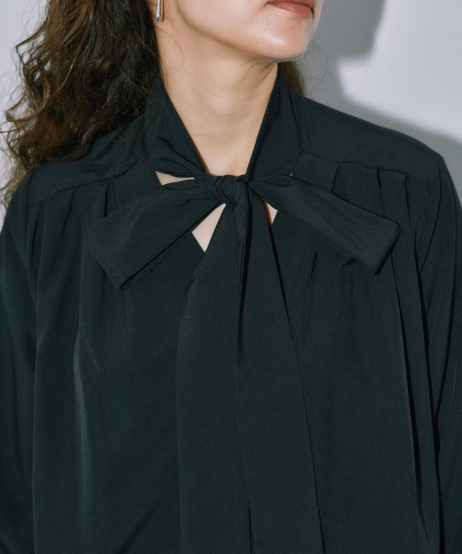 チョーカーネックフレアシャツ