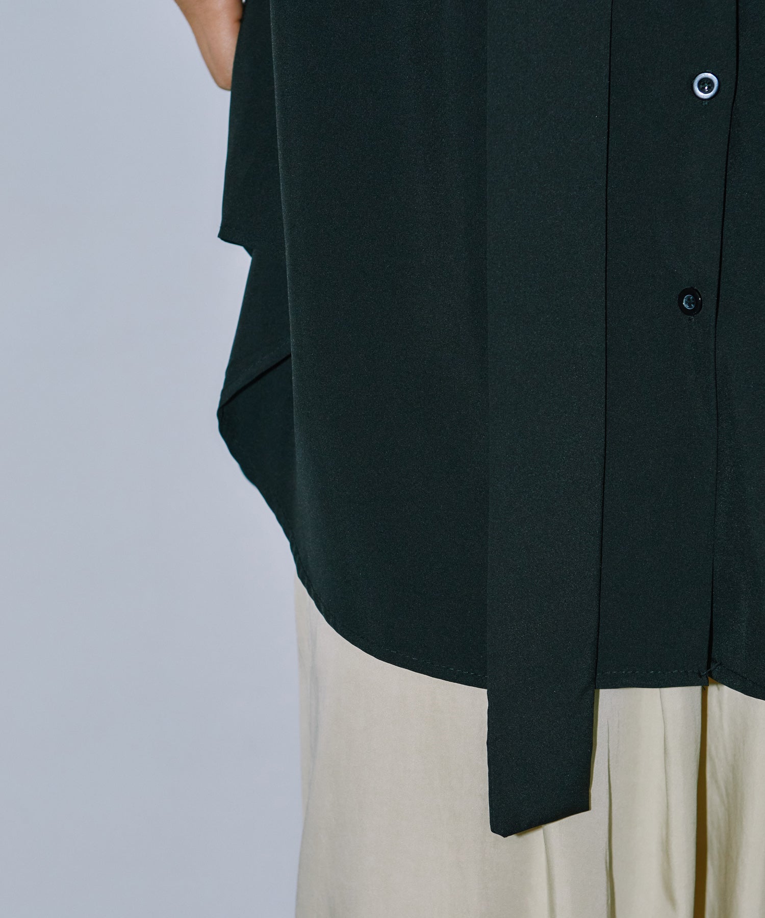 チョーカーネックフレアシャツ